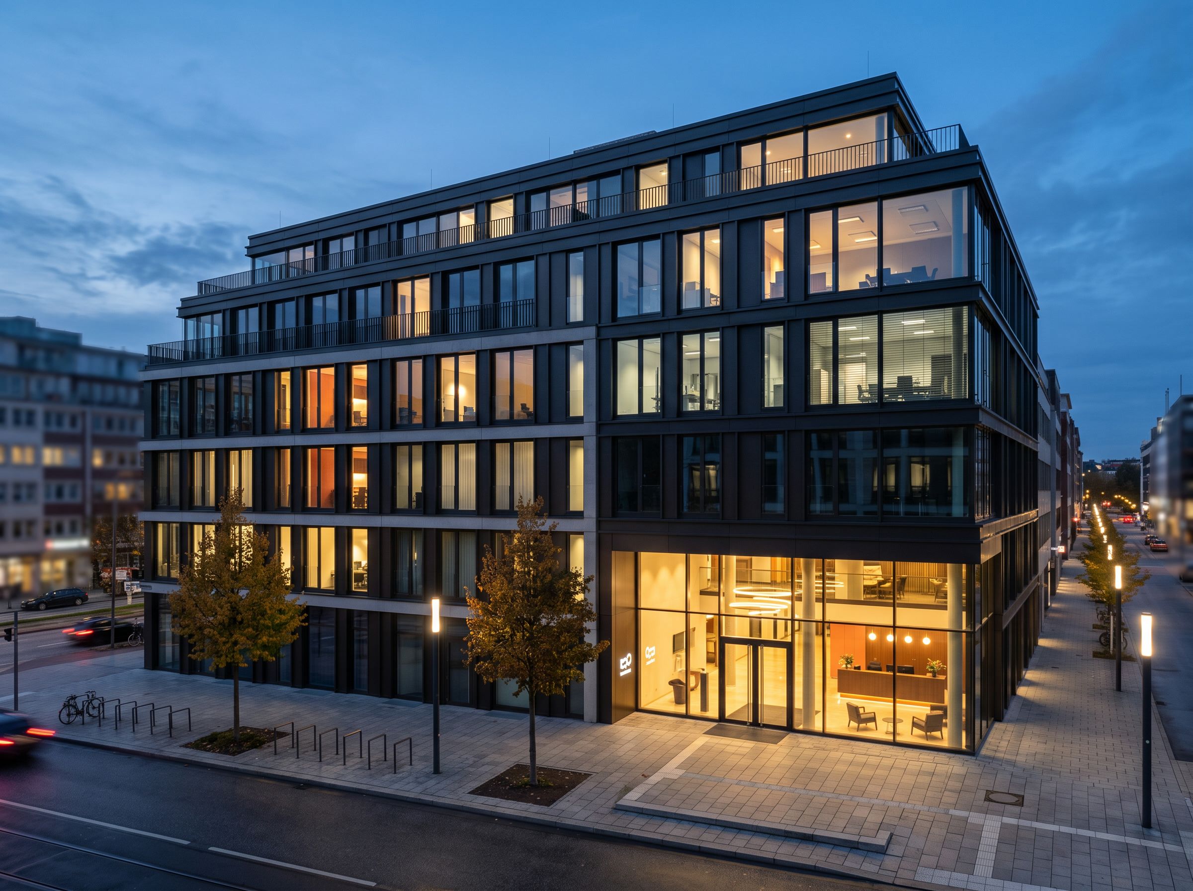 Modernes Geschäftsgebäude zur blauen Stunde