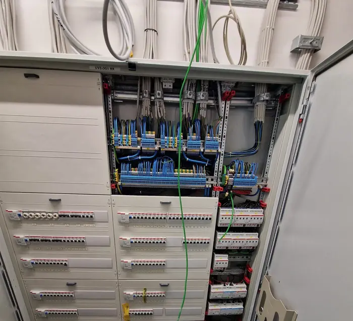 Großverteiler im Objektbau mit KNX-Aktoren und sauber rangierter Klemmenebene