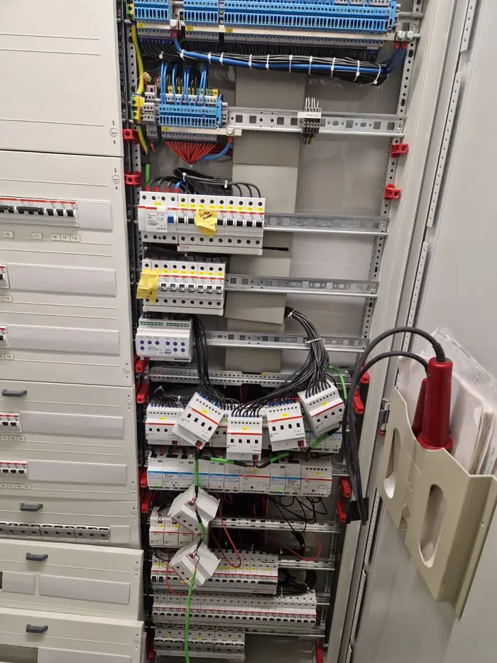 Detail: KNX-Schalt- und Jalousieaktoren, die Busleitung in Grün