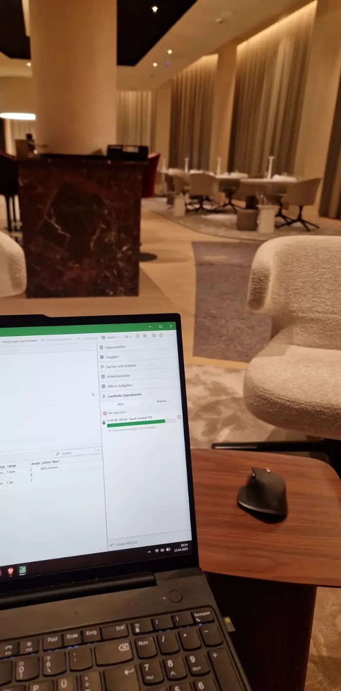 Inbetriebnahme eines KNX-Touchpanels in einer Hotellobby