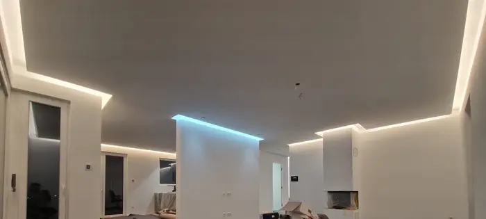Indirekte LED-Voute im Wohnbereich, dazu ein farbiger Akzent