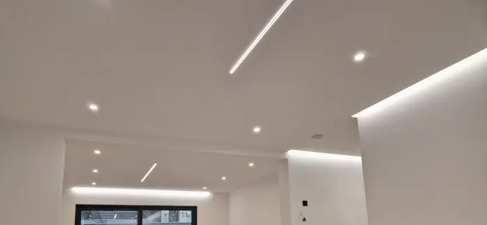 Lichtfugen, Einbauspots und indirekte Voute im Wohnraum