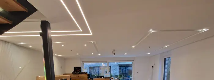 Lichtlinien und Einbauspots in der Decke, per KNX steuerbar