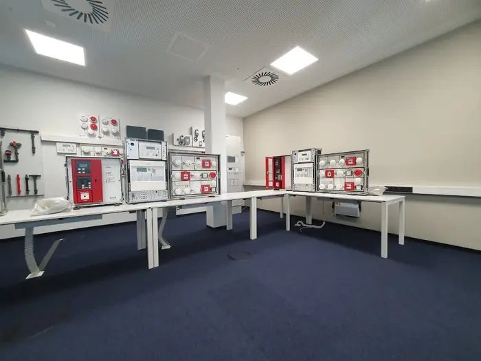 Schulungsraum Brandmeldetechnik mit Zentralen und Meldern