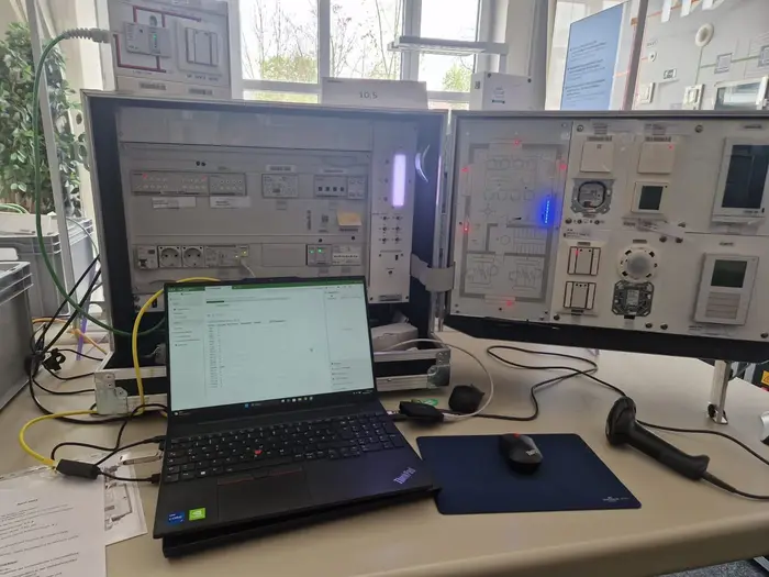 KNX-Schulung am Übungskoffer: Linienaufbau und Programmierung