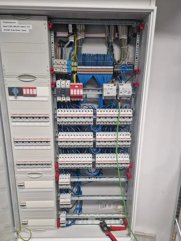 Unterverteilung im Gewerbe mit Überspannungsschutz und KNX-Spannungsversorgung