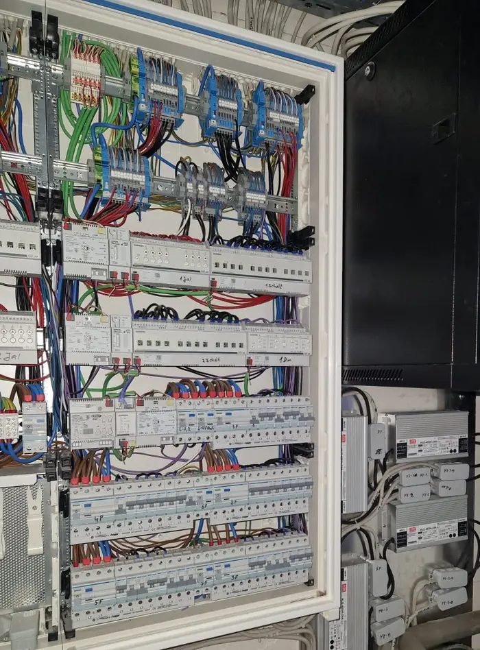 KNX-Verteiler mit Schalt-, Dimm- und Jalousieaktoren, daneben die LED-Netzteile