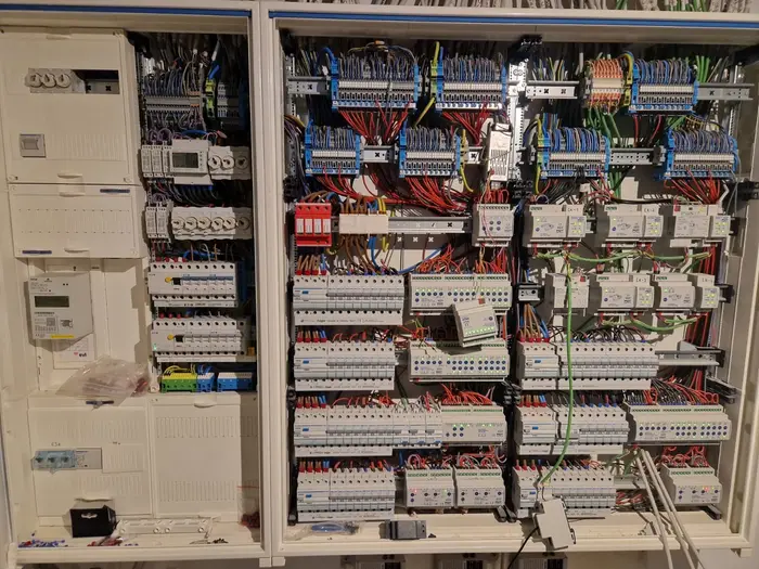 Verteiler mit KNX-Aktoren für ein Einfamilienhaus: Licht, Jalousien und Heizung