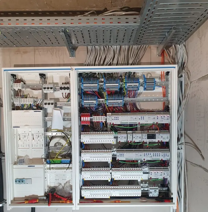 Zählerschrank und KNX-Verteiler mit Kabeltrasse, fertig zur Inbetriebnahme